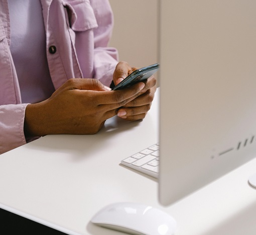 Ergonomie au travail, Une personne est assise au bureau et écrit sur son téléphone portable